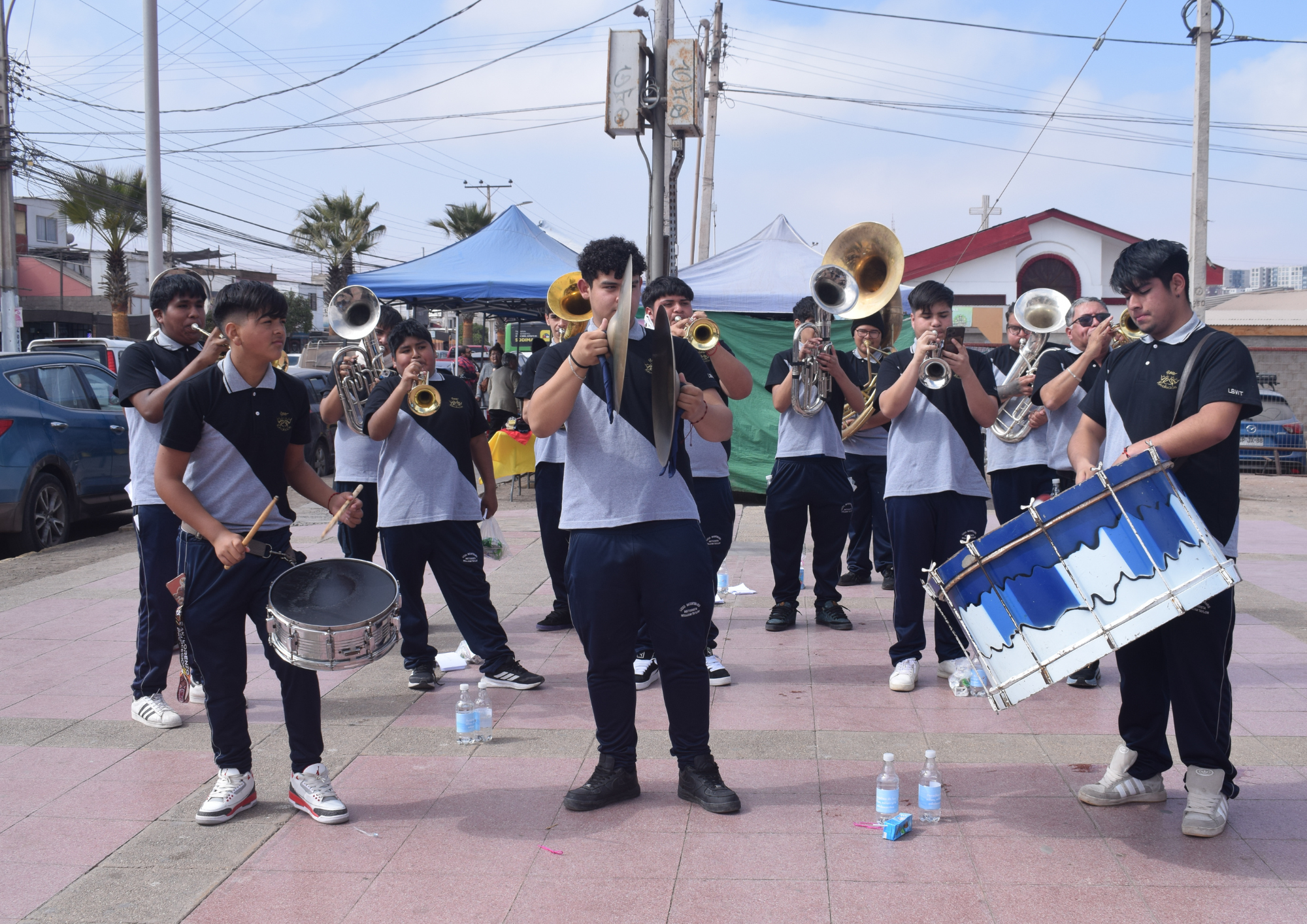 Estudiantes de la Banda de Bronces William Taylor en presentación